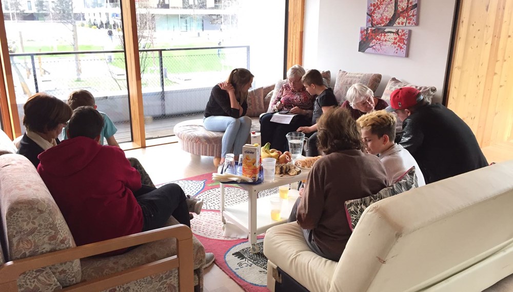 Smart Phoners - Jung hilft Alt bei der Nutzung von Mobiltelefonen
Keine Scheu vor neuer Technik, dafür viel Spaß beim Lernen von- und miteinander: Das Projekt Smart Phoners des Referats Frauen, Familien und SeniorInnen bringt jugendliche Smartphone-ExpertInnen und ältere Generationen für ein gemeinsames Projekt zusammen.
Los ging es am 24. März im Jugendzentrum Tivoli, alle Infos zu Anmeldung und weiteren Terminen im aktuellen "Innsbruck informiert".