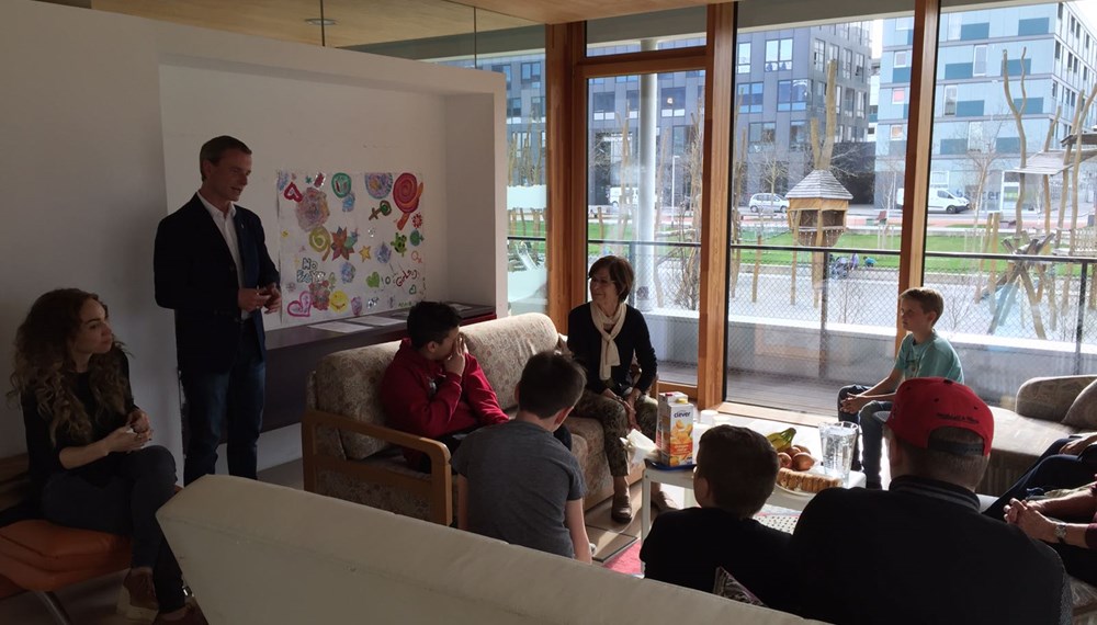 Smart Phoners - Jung hilft Alt bei der Nutzung von Mobiltelefonen
Keine Scheu vor neuer Technik, dafür viel Spaß beim Lernen von- und miteinander: Das Projekt Smart Phoners des Referats Frauen, Familien und SeniorInnen bringt jugendliche Smartphone-ExpertInnen und ältere Generationen für ein gemeinsames Projekt zusammen.
Los ging es am 24. März im Jugendzentrum Tivoli, alle Infos zu Anmeldung und weiteren Terminen im aktuellen "Innsbruck informiert".