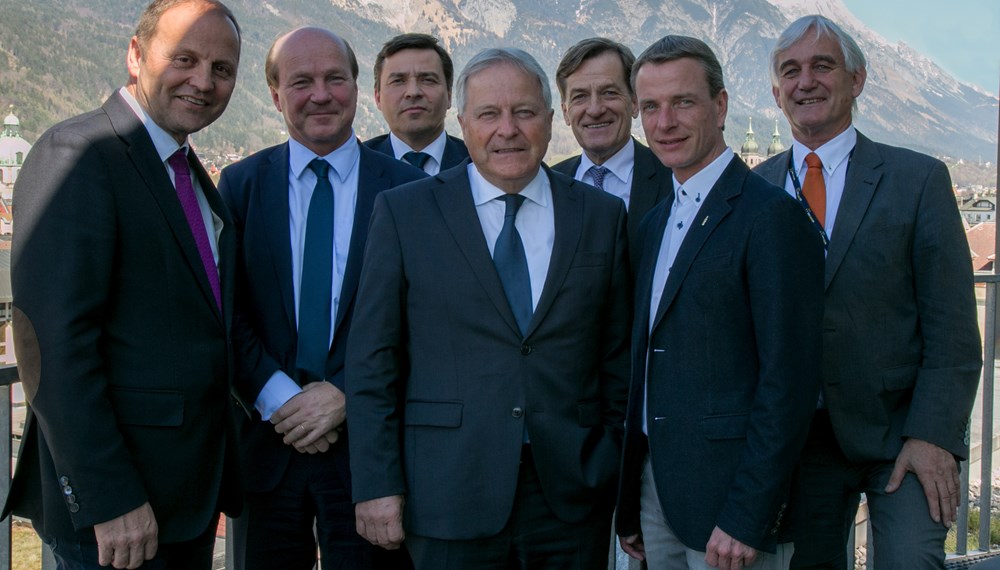 Anlässlich des stattfindenden Länderspiels Österreich - Finnland im Tivoli-Stadion luden Sportlandesrat Landeshauptmann-Stv. Josef Geisler (l.) und Sportreferent Vizebürgermeister Christoph Kaufmann (2.v.r.) die Verantwortlichen zum Meet-and-Greet (v.l.): Präsident Markku Lehtopla und Generalsekretär Marco Casagrande vom finnischen Fußballbund, Präsident Leo Windtner (ÖFB), Präsident Josef Geisler (Tiroler Fußballbund) und GF Michael Bielowski (Olympiaworld Innsbruck)