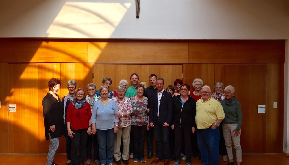 Vizebürgermeister Christoph Kaufmann (vorne 4. v. r.) stattete mit Referatsleiterin Uschi Klee (l.) der Seniorenstube St. Pirmin im Stadtteil Reichenau am Mittwoch einen Besuch ab. Er sprach Pfarrer Paul Kneussl und dem Seniorenteam für die liebevolle Betreuung der Seniorenstube seinen Dank aus.