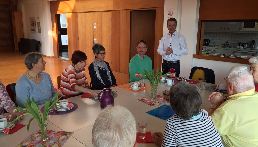 Vizebürgermeister Christoph Kaufmann (vorne 4. v. r.) stattete mit Referatsleiterin Uschi Klee (l.) der Seniorenstube St. Pirmin im Stadtteil Reichenau am Mittwoch einen Besuch ab. Er sprach Pfarrer Paul Kneussl und dem Seniorenteam für die liebevolle Betreuung der Seniorenstube seinen Dank aus.