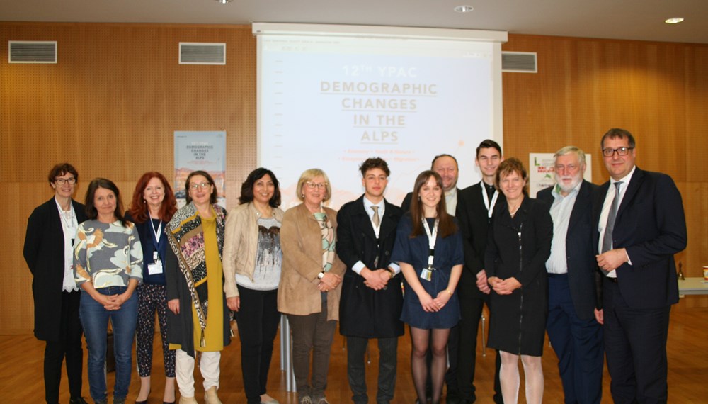 Das "Youth Parliament of the Alpine Convention" (kurz: YPAC) wurde vom Akademischen Gymnasium Innsbruck und der Alpenkonvention gegründet. Es vereint junge Menschen aus verschiedenen Regionen, um aktuelle Themen rund um die Alpenregion in einer parlamentarischen Simulation zu diskutieren. Es geht darum, Einblicke in parlamentarische Strukturen sowie aktuelle Themen zu geben, die für die Alpenregion von Belang sind. Darüber hinaus ist es eine Plattform für einen kulturellen Austausch und Vernetzung unter Jugendlichen.
Heuer fand das YPAC in seiner "Heimatschule", dem Akademischen Gymnasium Innsbruck, statt. 84 SchülerInnen aus sieben Nationen diskutierten über "Demographic changes in the alps", also die Bevölkerungsentwicklung in der Alpenregion, mit Ex-EU-Kommissar Franz Fischler, MEP Eva Lichtenberger, Landesrätin Christine Baur, Bürgermeisterin Christine Oppitz-Plörer, amtsführendem Stadtrat Franz X. Gruber und den Gemeinderätinnen Uschi Schwarzl und Selma Yildirim.