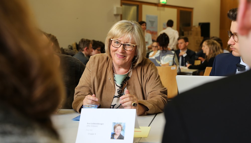 Das "Youth Parliament of the Alpine Convention" (kurz: YPAC) wurde vom Akademischen Gymnasium Innsbruck und der Alpenkonvention gegründet. Es vereint junge Menschen aus verschiedenen Regionen, um aktuelle Themen rund um die Alpenregion in einer parlamentarischen Simulation zu diskutieren. Es geht darum, Einblicke in parlamentarische Strukturen sowie aktuelle Themen zu geben, die für die Alpenregion von Belang sind. Darüber hinaus ist es eine Plattform für einen kulturellen Austausch und Vernetzung unter Jugendlichen.
Heuer fand das YPAC in seiner "Heimatschule", dem Akademischen Gymnasium Innsbruck, statt. 84 SchülerInnen aus sieben Nationen diskutierten über "Demographic changes in the alps", also die Bevölkerungsentwicklung in der Alpenregion, mit Ex-EU-Kommissar Franz Fischler, MEP Eva Lichtenberger, Landesrätin Christine Baur, Bürgermeisterin Christine Oppitz-Plörer, amtsführendem Stadtrat Franz X. Gruber und den Gemeinderätinnen Uschi Schwarzl und Selma Yildirim.