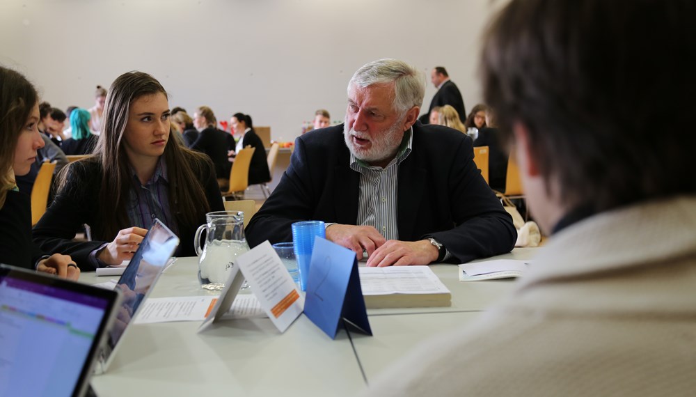 Das "Youth Parliament of the Alpine Convention" (kurz: YPAC) wurde vom Akademischen Gymnasium Innsbruck und der Alpenkonvention gegründet. Es vereint junge Menschen aus verschiedenen Regionen, um aktuelle Themen rund um die Alpenregion in einer parlamentarischen Simulation zu diskutieren. Es geht darum, Einblicke in parlamentarische Strukturen sowie aktuelle Themen zu geben, die für die Alpenregion von Belang sind. Darüber hinaus ist es eine Plattform für einen kulturellen Austausch und Vernetzung unter Jugendlichen.
Heuer fand das YPAC in seiner "Heimatschule", dem Akademischen Gymnasium Innsbruck, statt. 84 SchülerInnen aus sieben Nationen diskutierten über "Demographic changes in the alps", also die Bevölkerungsentwicklung in der Alpenregion, mit Ex-EU-Kommissar Franz Fischler, MEP Eva Lichtenberger, Landesrätin Christine Baur, Bürgermeisterin Christine Oppitz-Plörer, amtsführendem Stadtrat Franz X. Gruber und den Gemeinderätinnen Uschi Schwarzl und Selma Yildirim.