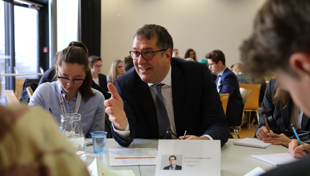 Das "Youth Parliament of the Alpine Convention" (kurz: YPAC) wurde vom Akademischen Gymnasium Innsbruck und der Alpenkonvention gegründet. Es vereint junge Menschen aus verschiedenen Regionen, um aktuelle Themen rund um die Alpenregion in einer parlamentarischen Simulation zu diskutieren. Es geht darum, Einblicke in parlamentarische Strukturen sowie aktuelle Themen zu geben, die für die Alpenregion von Belang sind. Darüber hinaus ist es eine Plattform für einen kulturellen Austausch und Vernetzung unter Jugendlichen.
Heuer fand das YPAC in seiner "Heimatschule", dem Akademischen Gymnasium Innsbruck, statt. 84 SchülerInnen aus sieben Nationen diskutierten über "Demographic changes in the alps", also die Bevölkerungsentwicklung in der Alpenregion, mit Ex-EU-Kommissar Franz Fischler, MEP Eva Lichtenberger, Landesrätin Christine Baur, Bürgermeisterin Christine Oppitz-Plörer, amtsführendem Stadtrat Franz X. Gruber und den Gemeinderätinnen Uschi Schwarzl und Selma Yildirim.