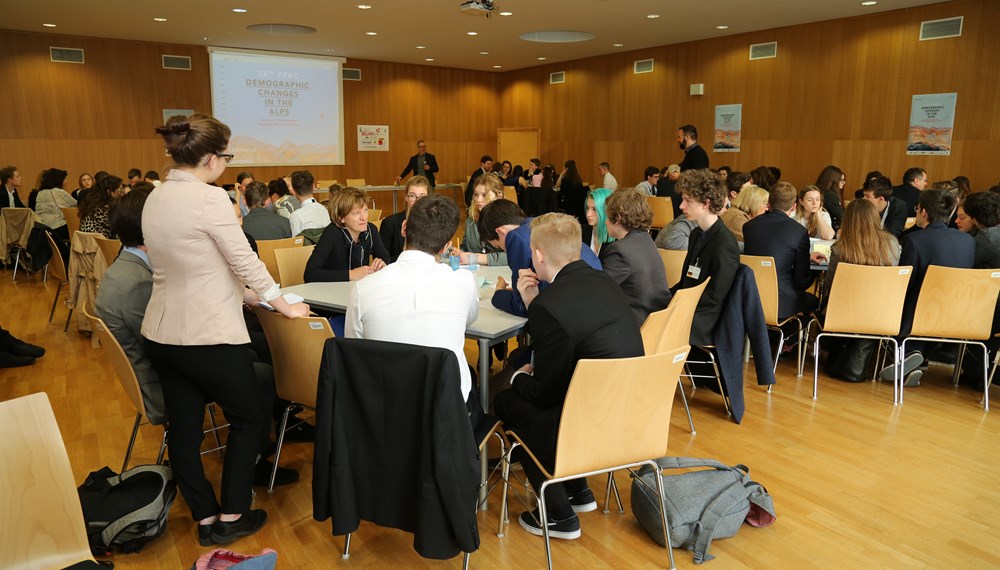 Das "Youth Parliament of the Alpine Convention" (kurz: YPAC) wurde vom Akademischen Gymnasium Innsbruck und der Alpenkonvention gegründet. Es vereint junge Menschen aus verschiedenen Regionen, um aktuelle Themen rund um die Alpenregion in einer parlamentarischen Simulation zu diskutieren. Es geht darum, Einblicke in parlamentarische Strukturen sowie aktuelle Themen zu geben, die für die Alpenregion von Belang sind. Darüber hinaus ist es eine Plattform für einen kulturellen Austausch und Vernetzung unter Jugendlichen.
Heuer fand das YPAC in seiner "Heimatschule", dem Akademischen Gymnasium Innsbruck, statt. 84 SchülerInnen aus sieben Nationen diskutierten über "Demographic changes in the alps", also die Bevölkerungsentwicklung in der Alpenregion, mit Ex-EU-Kommissar Franz Fischler, MEP Eva Lichtenberger, Landesrätin Christine Baur, Bürgermeisterin Christine Oppitz-Plörer, amtsführendem Stadtrat Franz X. Gruber und den Gemeinderätinnen Uschi Schwarzl und Selma Yildirim.