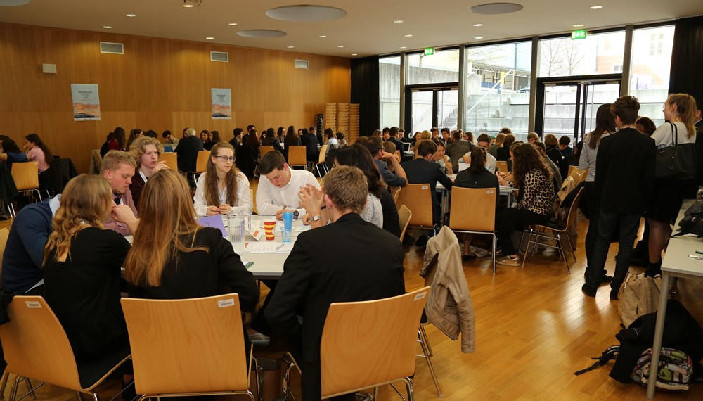 Das "Youth Parliament of the Alpine Convention" (kurz: YPAC) wurde vom Akademischen Gymnasium Innsbruck und der Alpenkonvention gegründet. Es vereint junge Menschen aus verschiedenen Regionen, um aktuelle Themen rund um die Alpenregion in einer parlamentarischen Simulation zu diskutieren. Es geht darum, Einblicke in parlamentarische Strukturen sowie aktuelle Themen zu geben, die für die Alpenregion von Belang sind. Darüber hinaus ist es eine Plattform für einen kulturellen Austausch und Vernetzung unter Jugendlichen.
Heuer fand das YPAC in seiner "Heimatschule", dem Akademischen Gymnasium Innsbruck, statt. 84 SchülerInnen aus sieben Nationen diskutierten über "Demographic changes in the alps", also die Bevölkerungsentwicklung in der Alpenregion, mit Ex-EU-Kommissar Franz Fischler, MEP Eva Lichtenberger, Landesrätin Christine Baur, Bürgermeisterin Christine Oppitz-Plörer, amtsführendem Stadtrat Franz X. Gruber und den Gemeinderätinnen Uschi Schwarzl und Selma Yildirim.