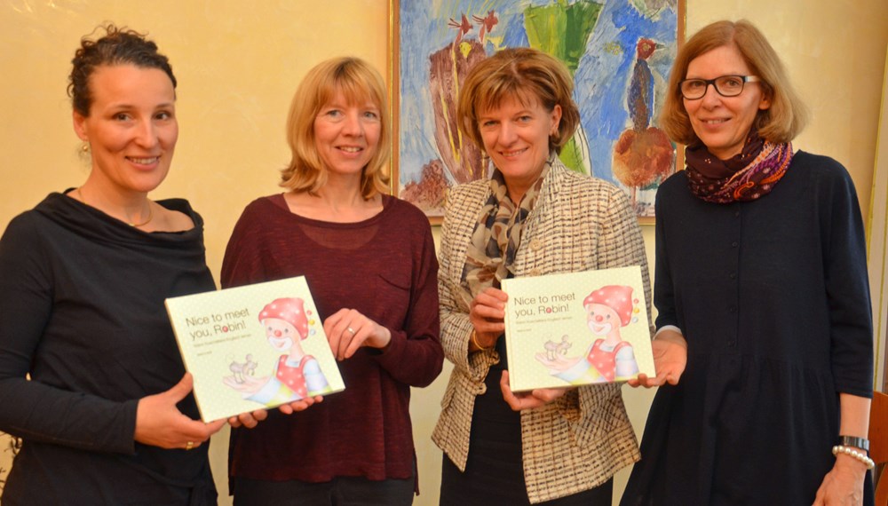 "Nice to meet you, Robin" - ein Kinderbuch, in dem Kuscheltiere Englisch lernen und dadurch auch die Kindergartenkinder, die es lesen, ist ab sofort sowohl in den städtischen als auch in den privaten Innsbrucker Kindergärten vorhanden. Autorin Verena Wolf (l.) überreichte ein Exemplar kürzlich Bürgermeisterin Christine Oppitz-Plörer, die es direkt an die Leiterin des privaten Integrationskindergartens "Kindergarten für Alle", Sindy Rammler, weitergab. Amtsvorständin Martina Zabernig (r.) zeigte sich ebenfalls begeistert vom literarischen Werk.