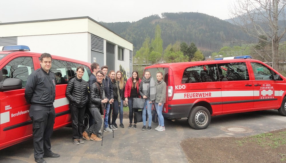 Über die besondere ökologische Bedeutung von Bäumen und Sträuchern entlang von Bächen und Flüssen wurden die Lehrlinge der Stadt Innsbruck bei einer gemeinsamen Aktion mit dem städtischen Forstamt aufgeklärt - und die jungen Auszubildenden legten auch selbst Hand an: Mit großem Engagement und Einsatz wurde die Innufer-Böschung unter Aufsicht von Forst-Referent Albuin Neuner sowie der Lehrlingsbeauftragten im Stadtmagistrat, Monika Erharter, mit jungen, heimischen Laubbäumen neu bepflanzt.