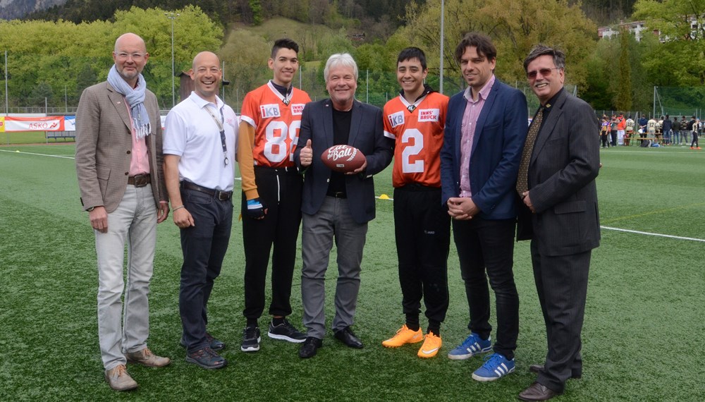 Anfang Mai kürten 400 Innsbrucker MittelschülerInnen ihre Flag Football Schülerligameister 2017 auf der Sportanlage Hötting-West und verwandelten die Anlage in ein Tollhaus. Die NMS O-Dorf war der große Sieger mit sechs von sechs Titeln. Bildungsstadtrat Ernst Pechlaner nahm den traditionellen "coin toss" vor. Organisiert wird das Turnier federführend von Daniel Dieplinger vom Förderverein von Flag Football in Schulen (ASKÖ). Am Bild (v.l.): Schulamtsleiter Werner Leithmayer, Daniel Dieplinger, ein Spieler, Stadtrat Ernst Pechlaner, noch ein Spieler, Christian Biendl (Pflichtschulinspektor des Landesschulrats Tirol) und Schuldirektor Othmar Praxmarer.