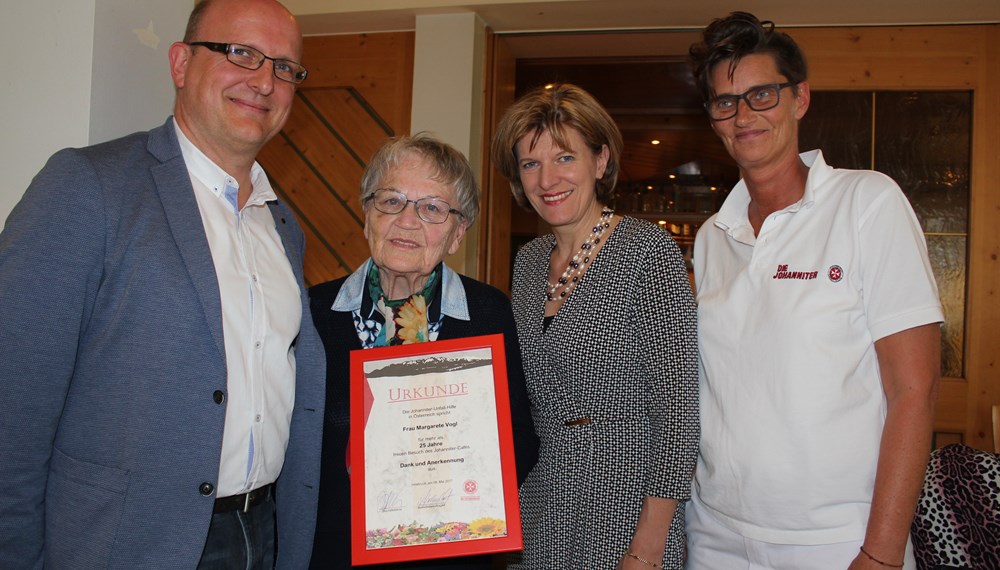 Der Besuch von Bürgermeisterin Christine Oppitz-Plörer war eine besondere Ehre für die treuen Gäste des Johanniter-Cafes, das am 8. Mai 2017 sein 25-Jahr-Jubiläum feiern konnte. Sie überreichte gemeinsam mit Johanniter-Geschäftsführer Franz Bittersam treuen Stammgästen Ehrenurkunden für ihre mehr als 20-jährige Teilnahme am Johanniter-Cafe. Die Geehrten: Hilde Aranjossy (95), die älteste Besucherin des Johanniter-Cafes, wurde für 23 Jahre Treue ausgezeichnet. Margarete Vogl, vor 40 Jahren Initiatorin der Johanniter-Hauskrankenpflege, ist treuer Stammgast im Johanniter-Cafe und wurde für 25 Jahre Treue geehrt. Herma Jäger und Paula Rauter bekamen ebenfalls eine Urkunde.