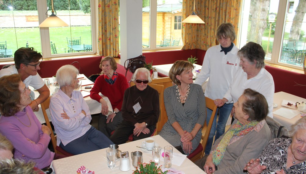 Der Besuch von Bürgermeisterin Christine Oppitz-Plörer war eine besondere Ehre für die treuen Gäste des Johanniter-Cafes, das am 8. Mai 2017 sein 25-Jahr-Jubiläum feiern konnte. Sie überreichte gemeinsam mit Johanniter-Geschäftsführer Franz Bittersam treuen Stammgästen Ehrenurkunden für ihre mehr als 20-jährige Teilnahme am Johanniter-Cafe. Die Geehrten: Hilde Aranjossy (95), die älteste Besucherin des Johanniter-Cafes, wurde für 23 Jahre Treue ausgezeichnet. Margarete Vogl, vor 40 Jahren Initiatorin der Johanniter-Hauskrankenpflege, ist treuer Stammgast im Johanniter-Cafe und wurde für 25 Jahre Treue geehrt. Herma Jäger und Paula Rauter bekamen ebenfalls eine Urkunde.