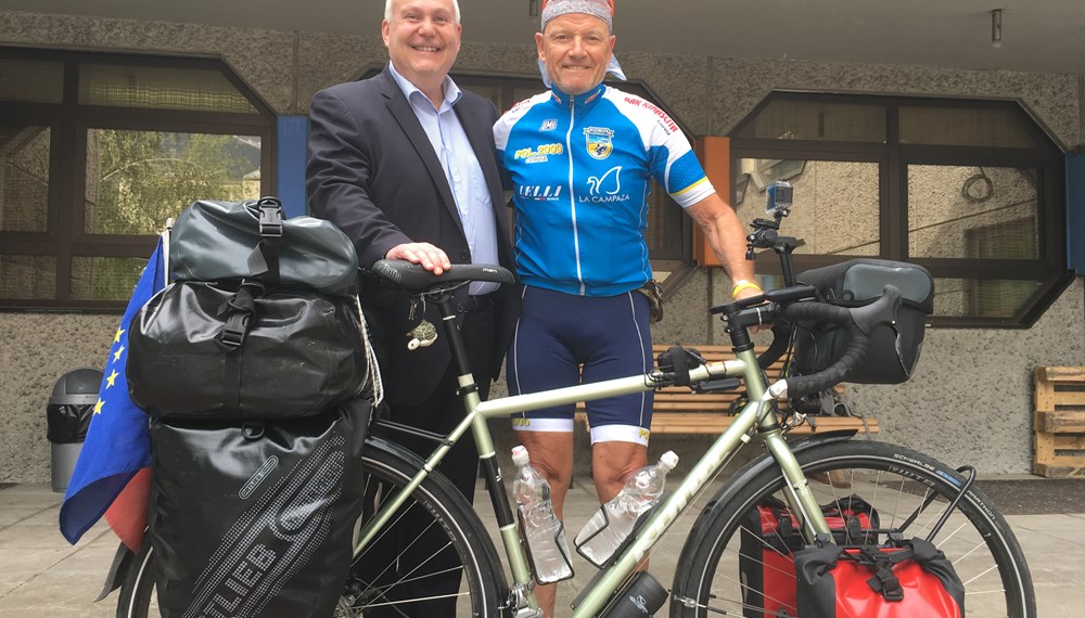 Radfahrer und Trainer Giancarlo Vagnini legte auf seiner Tour in den hohen Norden einen Zwischenstopp in Innsbruck ein. Er brachte Salz aus Cervia mit, welches er Stadtrat Andreas Wanker mit den besten Grüßen aus seiner Heimatstadt übergab.