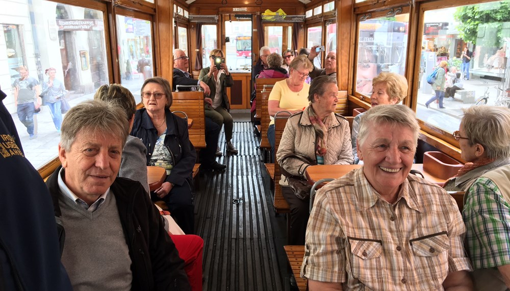 Besuch der Tiroler Museumsbahnen: Im Rahmen einer Generalversammlung hat Vizebürgermeister Christoph Kaufmann dem Verein der Südtiroler Innsbruck Stadt und Land versprochen mit Ihnen die Tiroler Museumsbahnen zu besuchen. Mit einem historischen Triebwagen aus dem Jahre 1909 ging es vom Terminal am Innrain über den Saggen zum Museum. Danke den Mitgliedern der Tiroler Museumsbahnen für die interessante Führung und für ihre wertvolle Arbeit.