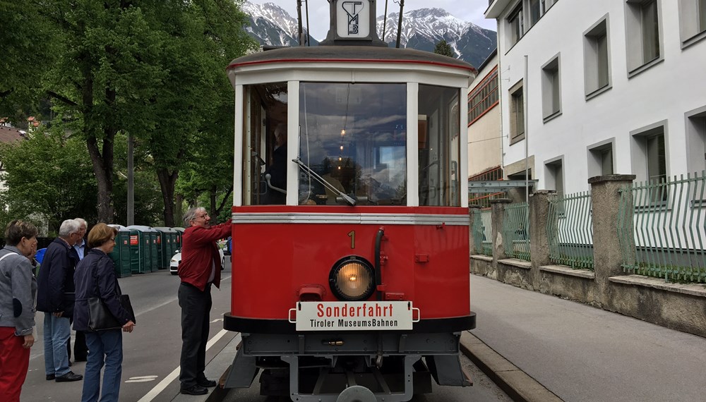 Besuch der Tiroler Museumsbahnen: Im Rahmen einer Generalversammlung hat Vizebürgermeister Christoph Kaufmann dem Verein der Südtiroler Innsbruck Stadt und Land versprochen mit Ihnen die Tiroler Museumsbahnen zu besuchen. Mit einem historischen Triebwagen aus dem Jahre 1909 ging es vom Terminal am Innrain über den Saggen zum Museum. Danke den Mitgliedern der Tiroler Museumsbahnen für die interessante Führung und für ihre wertvolle Arbeit.