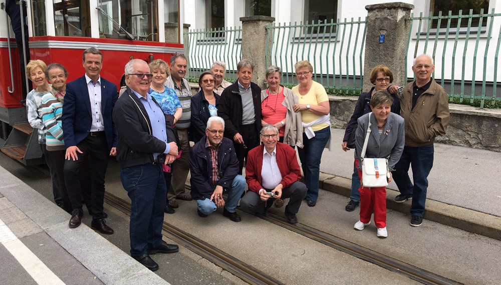 Besuch der Tiroler Museumsbahnen: Im Rahmen einer Generalversammlung hat Vizebürgermeister Christoph Kaufmann dem Verein der Südtiroler Innsbruck Stadt und Land versprochen mit Ihnen die Tiroler Museumsbahnen zu besuchen. Mit einem historischen Triebwagen aus dem Jahre 1909 ging es vom Terminal am Innrain über den Saggen zum Museum. Danke den Mitgliedern der Tiroler Museumsbahnen für die interessante Führung und für ihre wertvolle Arbeit.