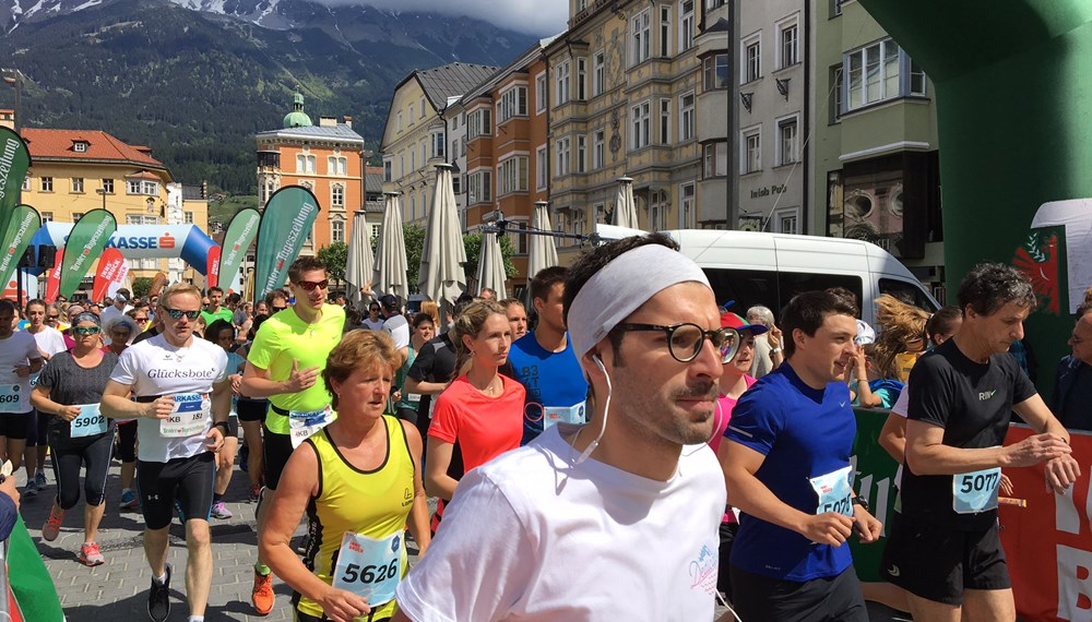 Mit Bewerben für junge, ambitionierte Läufer. Anfänger. Hobbyläufer. Für Alle. Daneben gab es die Bewegungsstraße der Sportunion Tirol rund um den Sparkassenplatz, sowie ein abwechslungsreiches Rahmenprogramm, das in Zusammenarbeit mit den Veranstaltern des Wiesenrock Festivals entstanden ist. Start und Ziel in der Maria-Theresien-Straße.