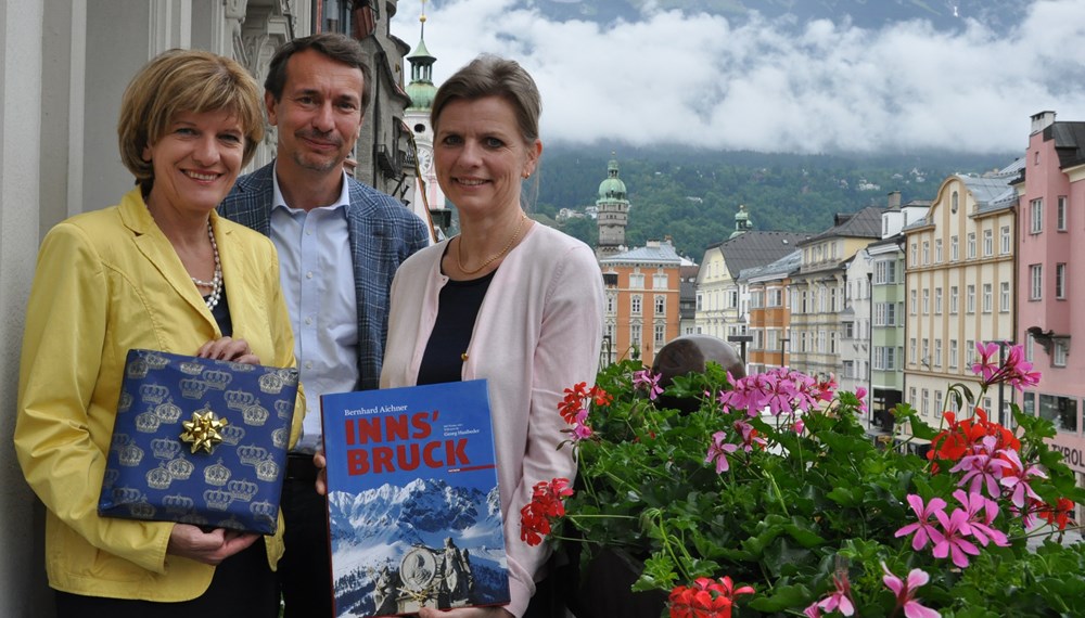 Bürgermeisterin Christine Oppitz-Plörer empfing am 02. Juni erstmals die schwedische Botschafterin in Österreich, Helen Eduards (r.), mit dem Honorarkonsul des Königreiches in Tirol und Vorarlberg, Johannes Marsoner, im Rathaus. Sie besprachen Gemeinsamkeiten sowie Schwerpunkte in der Landeshauptstadt für die kommenden Jahre, wie Wohnbau und Tourismus. Abschließend lud die Bürgermeisterin ihre Besucherin zu den Festwochen der Alten Musik im Sommer ein.