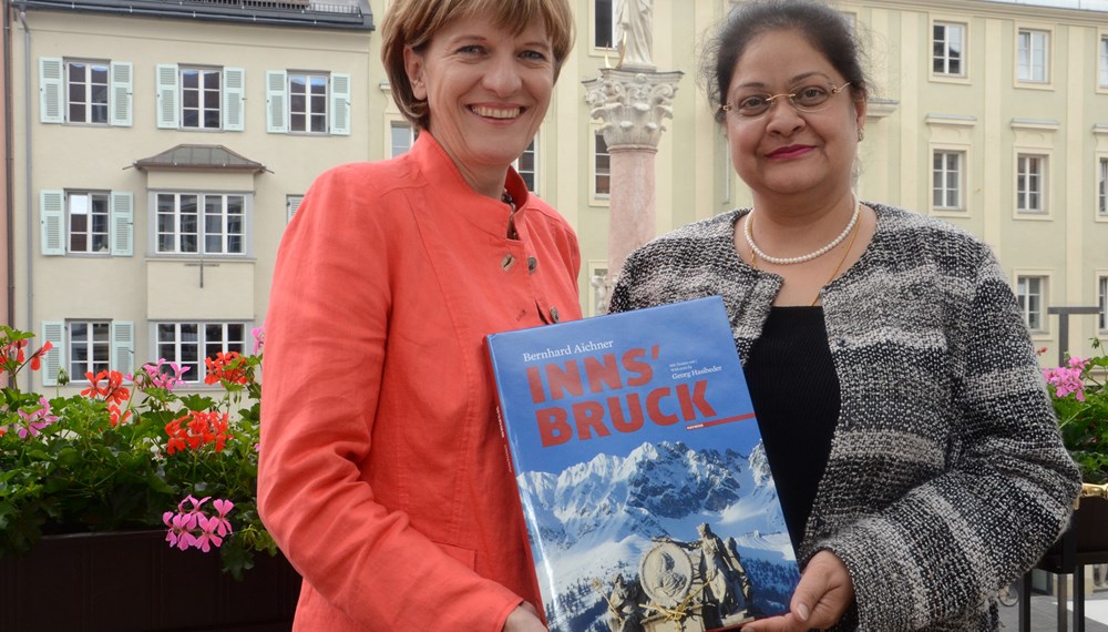 Renu Pall (r.), die indische Botschafterin in Österreich und Montenegro, kam am 06. Juni für einen Antrittsbesuch bei Bürgermeisterin Christine Oppitz-Plörer nach Innsbruck. Die beiden Frauen tauschten sich zu den Themen Tourismus, Wirtschaft und Bildung aus. Am 25. Juni kommt Pall erneut für eine Veranstaltung zum internationalen Yoga-Tag in die Landeshauptstadt. Bürgermeisterin Oppitz-Plörer sagte die Unterstützung der Stadt zu.