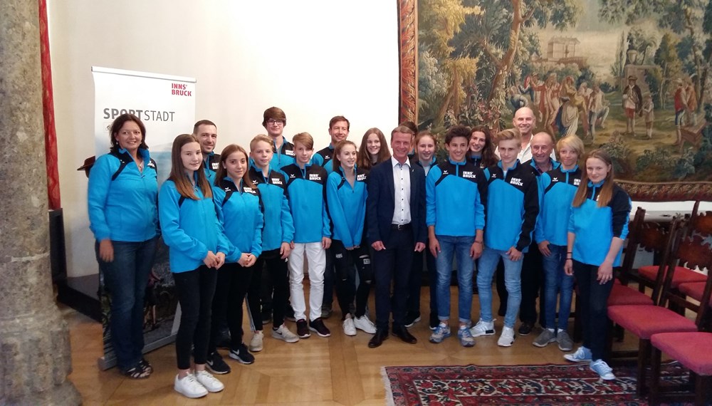 Die TeilnehmerInnen der International Children’s Games in Kaunas/Litauen wurden zur feierlichen Übergabe der Sportbekleidung in den Bürgersaal des historischen Rathauses eingeladen. Neben Sportreferent Vizebürgermeister Christoph Kaufmann und dem Sportamtsvorstand Romuald Niescher umfasst die Delegation noch zwanzig weitere BetreuerInnen und AthletInnen in den Sportarten Leichtathletik, Judo und Segeln.