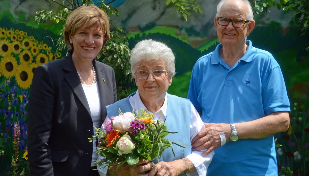 Bürgermeisterin Christine Oppitz-Plörer gratulierte dem Ehepaar Charlotte und Helmut Haselwanter zur Eisernen Hochzeit und überreichte einen bunten Blumenstrauß.