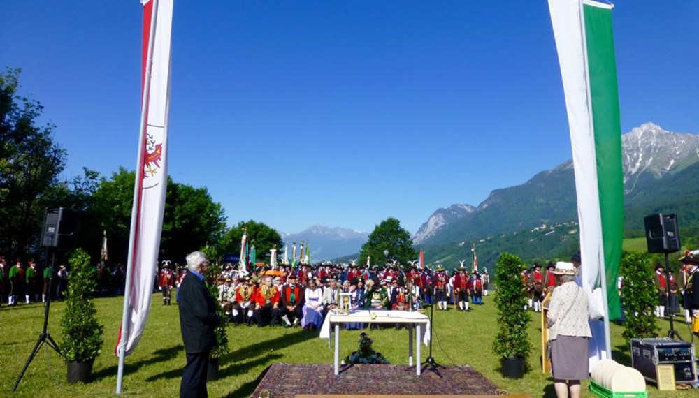 Die Speckbacher Schützenkompanie Innsbruck-Arzl veranstaltete am Sonntag, 11. Juni 2017 das 56. Bataillonsfest des Schützenbezirks Innsbruck-Stadt. Nach der Aufstellung der Kompanien, der Meldung an den Höchstanwesenden und der Frontabschreitung folgte der Marsch zum Festplatz am „Schusterbichl“. Die darauffolgende Feldmesse wurde durch Pfarrer Duarte Hudson zelebriert. Nach der hl. Messe folgten die Festreden der anwesenden Ehrengäste und die Überreichung einer Erinnerungsschießscheibe an die Hauptmänner der anwesenden Schützenkompanien.
Als Ehrengäste konnten Frau LR Zoller-Frischauf, Vizebürgermeister Christoph Kaufmann, Stadtrat Franz X. Gruber, Landtagspräsident a. D. H. Mader, GR Franz Hitzl und besonders der neue Viertelkommandant Andras Raass und weitere Ehrengäste herzlich begrüßt werden. Nach dem Festakt erfolgte eine Defilierung beim "Schmölzer" aller anwesenden Schützen- und Traditionsvereinen statt. Weiter ging es durch den Schusterbergweg zum Vereinsheim. Dort folgte zum Festabschluss ein Frühschoppen mit den „Fidelen Mühlauer“. Die Ehrenkompanie stellte St. Nikolaus/Mariahilf unter Hauptmann Klaus Rott. Für die musikalische Umrahmung sorgten die Musikkapelle Amras und die Stadtmusikkapelle Innsbruck/Arzl. Ebenso anwesend der Trommlerzug des Viertels Tirol Mitte.