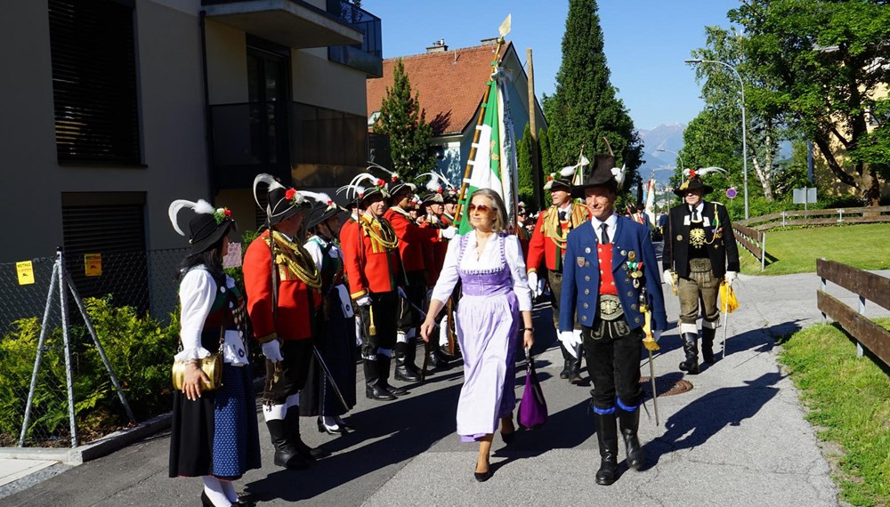 Die Speckbacher Schützenkompanie Innsbruck-Arzl veranstaltete am Sonntag, 11. Juni 2017 das 56. Bataillonsfest des Schützenbezirks Innsbruck-Stadt. Nach der Aufstellung der Kompanien, der Meldung an den Höchstanwesenden und der Frontabschreitung folgte der Marsch zum Festplatz am „Schusterbichl“. Die darauffolgende Feldmesse wurde durch Pfarrer Duarte Hudson zelebriert. Nach der hl. Messe folgten die Festreden der anwesenden Ehrengäste und die Überreichung einer Erinnerungsschießscheibe an die Hauptmänner der anwesenden Schützenkompanien.
Als Ehrengäste konnten Frau LR Zoller-Frischauf, Vizebürgermeister Christoph Kaufmann, Stadtrat Franz X. Gruber, Landtagspräsident a. D. H. Mader, GR Franz Hitzl und besonders der neue Viertelkommandant Andras Raass und weitere Ehrengäste herzlich begrüßt werden. Nach dem Festakt erfolgte eine Defilierung beim "Schmölzer" aller anwesenden Schützen- und Traditionsvereinen statt. Weiter ging es durch den Schusterbergweg zum Vereinsheim. Dort folgte zum Festabschluss ein Frühschoppen mit den „Fidelen Mühlauer“. Die Ehrenkompanie stellte St. Nikolaus/Mariahilf unter Hauptmann Klaus Rott. Für die musikalische Umrahmung sorgten die Musikkapelle Amras und die Stadtmusikkapelle Innsbruck/Arzl. Ebenso anwesend der Trommlerzug des Viertels Tirol Mitte.