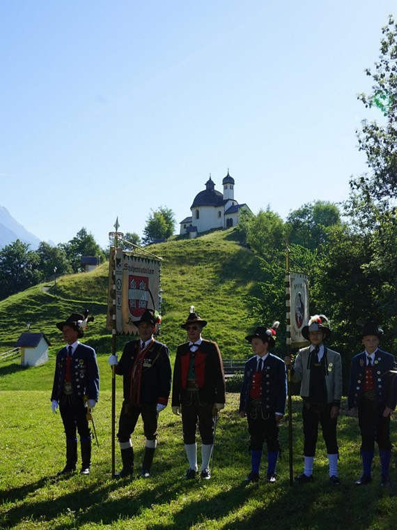 Die Speckbacher Schützenkompanie Innsbruck-Arzl veranstaltete am Sonntag, 11. Juni 2017 das 56. Bataillonsfest des Schützenbezirks Innsbruck-Stadt. Nach der Aufstellung der Kompanien, der Meldung an den Höchstanwesenden und der Frontabschreitung folgte der Marsch zum Festplatz am „Schusterbichl“. Die darauffolgende Feldmesse wurde durch Pfarrer Duarte Hudson zelebriert. Nach der hl. Messe folgten die Festreden der anwesenden Ehrengäste und die Überreichung einer Erinnerungsschießscheibe an die Hauptmänner der anwesenden Schützenkompanien.
Als Ehrengäste konnten Frau LR Zoller-Frischauf, Vizebürgermeister Christoph Kaufmann, Stadtrat Franz X. Gruber, Landtagspräsident a. D. H. Mader, GR Franz Hitzl und besonders der neue Viertelkommandant Andras Raass und weitere Ehrengäste herzlich begrüßt werden. Nach dem Festakt erfolgte eine Defilierung beim "Schmölzer" aller anwesenden Schützen- und Traditionsvereinen statt. Weiter ging es durch den Schusterbergweg zum Vereinsheim. Dort folgte zum Festabschluss ein Frühschoppen mit den „Fidelen Mühlauer“. Die Ehrenkompanie stellte St. Nikolaus/Mariahilf unter Hauptmann Klaus Rott. Für die musikalische Umrahmung sorgten die Musikkapelle Amras und die Stadtmusikkapelle Innsbruck/Arzl. Ebenso anwesend der Trommlerzug des Viertels Tirol Mitte.