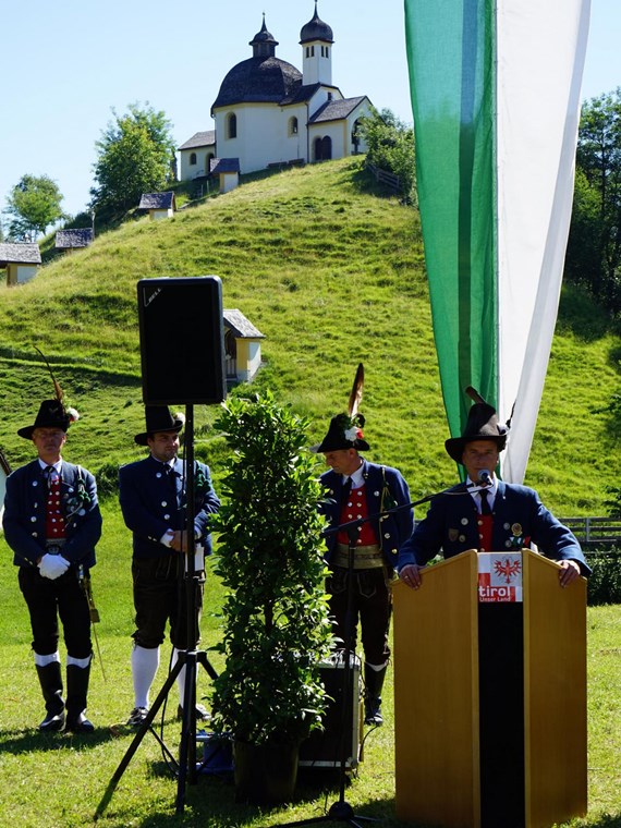 Die Speckbacher Schützenkompanie Innsbruck-Arzl veranstaltete am Sonntag, 11. Juni 2017 das 56. Bataillonsfest des Schützenbezirks Innsbruck-Stadt. Nach der Aufstellung der Kompanien, der Meldung an den Höchstanwesenden und der Frontabschreitung folgte der Marsch zum Festplatz am „Schusterbichl“. Die darauffolgende Feldmesse wurde durch Pfarrer Duarte Hudson zelebriert. Nach der hl. Messe folgten die Festreden der anwesenden Ehrengäste und die Überreichung einer Erinnerungsschießscheibe an die Hauptmänner der anwesenden Schützenkompanien.
Als Ehrengäste konnten Frau LR Zoller-Frischauf, Vizebürgermeister Christoph Kaufmann, Stadtrat Franz X. Gruber, Landtagspräsident a. D. H. Mader, GR Franz Hitzl und besonders der neue Viertelkommandant Andras Raass und weitere Ehrengäste herzlich begrüßt werden. Nach dem Festakt erfolgte eine Defilierung beim "Schmölzer" aller anwesenden Schützen- und Traditionsvereinen statt. Weiter ging es durch den Schusterbergweg zum Vereinsheim. Dort folgte zum Festabschluss ein Frühschoppen mit den „Fidelen Mühlauer“. Die Ehrenkompanie stellte St. Nikolaus/Mariahilf unter Hauptmann Klaus Rott. Für die musikalische Umrahmung sorgten die Musikkapelle Amras und die Stadtmusikkapelle Innsbruck/Arzl. Ebenso anwesend der Trommlerzug des Viertels Tirol Mitte.