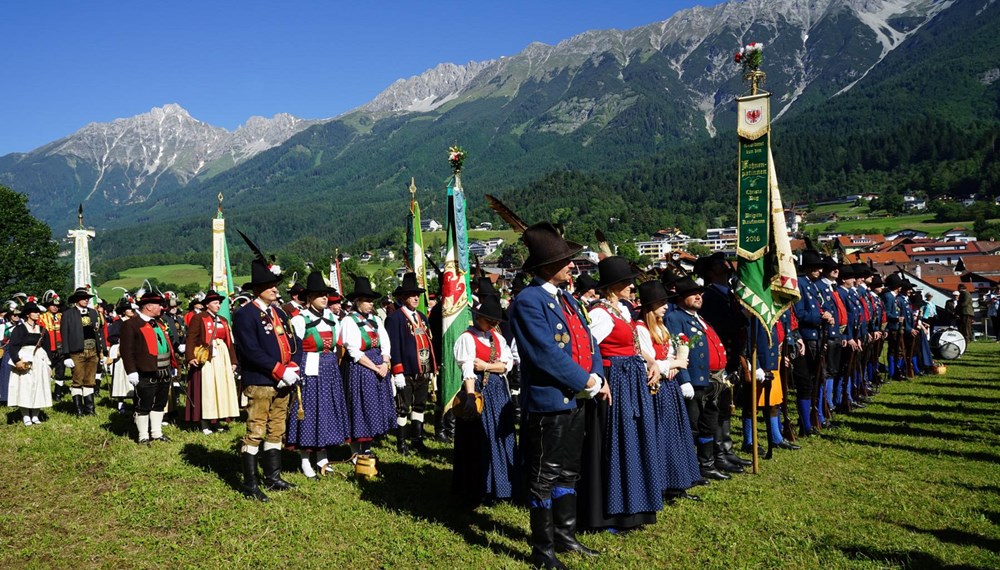 Die Speckbacher Schützenkompanie Innsbruck-Arzl veranstaltete am Sonntag, 11. Juni 2017 das 56. Bataillonsfest des Schützenbezirks Innsbruck-Stadt. Nach der Aufstellung der Kompanien, der Meldung an den Höchstanwesenden und der Frontabschreitung folgte der Marsch zum Festplatz am „Schusterbichl“. Die darauffolgende Feldmesse wurde durch Pfarrer Duarte Hudson zelebriert. Nach der hl. Messe folgten die Festreden der anwesenden Ehrengäste und die Überreichung einer Erinnerungsschießscheibe an die Hauptmänner der anwesenden Schützenkompanien.
Als Ehrengäste konnten Frau LR Zoller-Frischauf, Vizebürgermeister Christoph Kaufmann, Stadtrat Franz X. Gruber, Landtagspräsident a. D. H. Mader, GR Franz Hitzl und besonders der neue Viertelkommandant Andras Raass und weitere Ehrengäste herzlich begrüßt werden. Nach dem Festakt erfolgte eine Defilierung beim "Schmölzer" aller anwesenden Schützen- und Traditionsvereinen statt. Weiter ging es durch den Schusterbergweg zum Vereinsheim. Dort folgte zum Festabschluss ein Frühschoppen mit den „Fidelen Mühlauer“. Die Ehrenkompanie stellte St. Nikolaus/Mariahilf unter Hauptmann Klaus Rott. Für die musikalische Umrahmung sorgten die Musikkapelle Amras und die Stadtmusikkapelle Innsbruck/Arzl. Ebenso anwesend der Trommlerzug des Viertels Tirol Mitte.