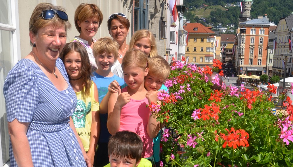 Bürgermeisterin Christine Oppitz-Plörer begrüßte acht Schülerinnen der 4. Klasse der Volksschule Heiterwang mit ihrer Direktorin Beate Reichl am 19. Juni anlässlich ihrer Schulabschluss-Fahrt im Innsbrucker Rathaus. Im Sitzungszimmer des Stadtsenats unterhielten sich die aus dem Außerfern mit dem Zug angereisten Mädchen und Buben angeregt mit der Bürgermeisterin über ihre Lieblingsfächer und die geplanten Stationen ihres zweitägigen Aufenthalts in der Landeshauptstadt: Der Stadtturm, das Goldene Dachl, die Bergisel-Schanze, das Riesenrundgemälde und der Alpenzoo.