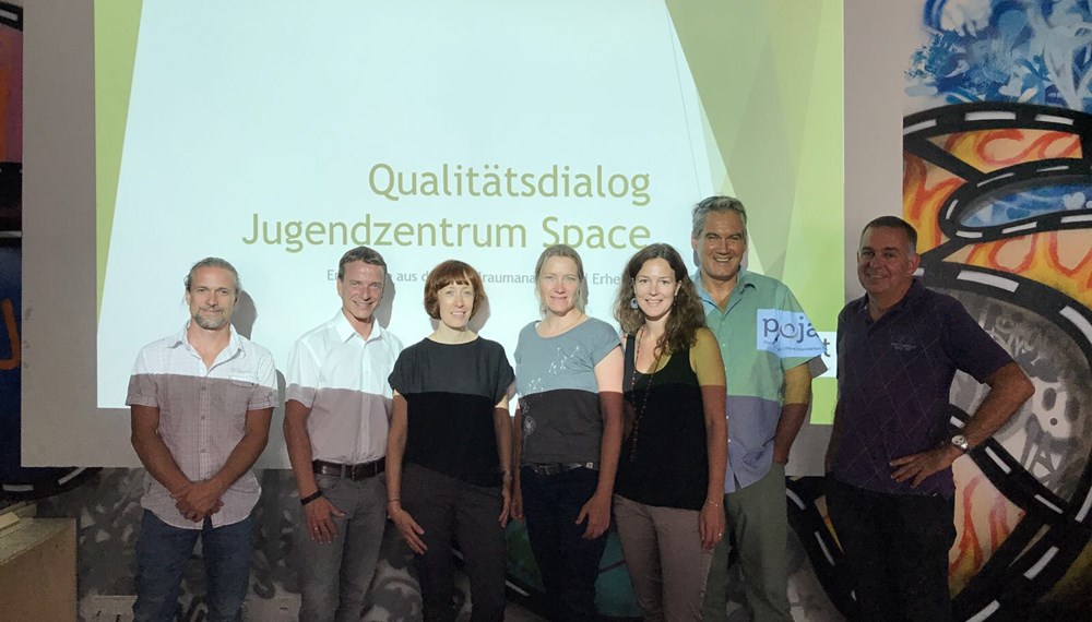 Gemeinsam mit Vertretern des Landes Tirol und Caritasdirektor Georg Schärmer fand heute eine Präsentation des Qualitätskataloges Jugendzentrum Space in der Reichenau statt. Der Stadtteil Reichenau ist im Umbruch. Zusätzlicher Wohnbau bzw. die demographische Entwicklung werden und in den nächsten Jahren massiv fordern.