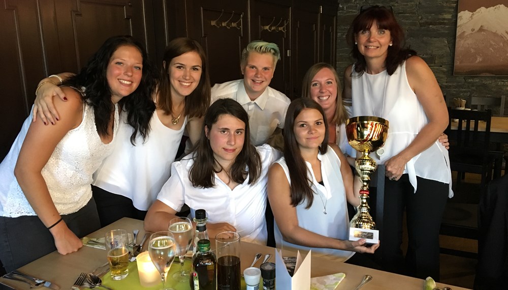 Red Angels feierten Meistertitel: Die Eishockey-Damen der Red Angels jubelten über den Bundesliga-II-Titel.
Innsbruck hat einen Eishockey-Meister: Mit einem 8:4-Sieg im Finale gegen die Sabres Wien II holten die Red Angels den Titel in der Damen-Eishockey-Bundesliga II. Im Gasthaus Bierstindl wurde der Meistertitel ordentlich gefeiert.