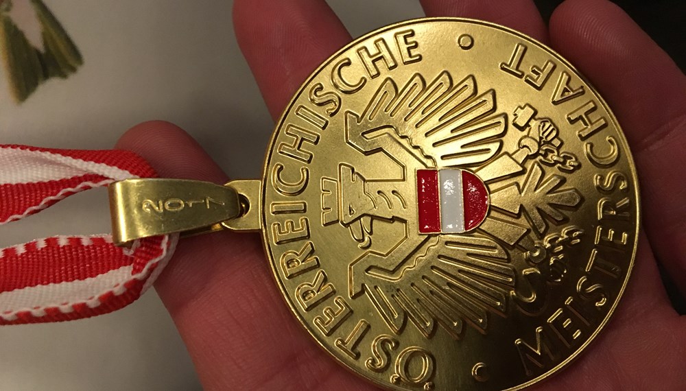 Red Angels feierten Meistertitel: Die Eishockey-Damen der Red Angels jubelten über den Bundesliga-II-Titel.
Innsbruck hat einen Eishockey-Meister: Mit einem 8:4-Sieg im Finale gegen die Sabres Wien II holten die Red Angels den Titel in der Damen-Eishockey-Bundesliga II. Im Gasthaus Bierstindl wurde der Meistertitel ordentlich gefeiert.