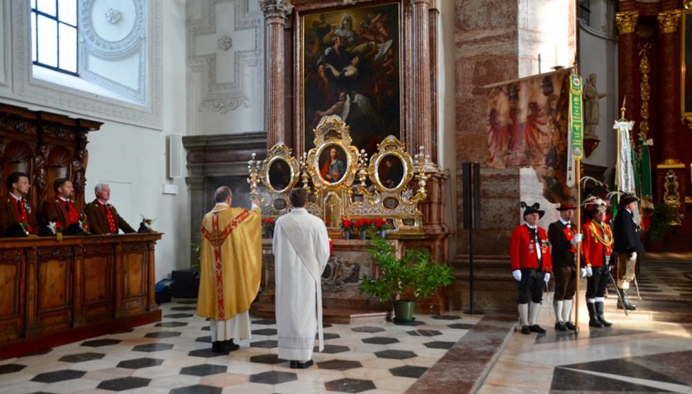 Das Herz-Jesu Feuer ist ein im 19. Jahrhundert entstandener Brauch, der auch heute noch in Tirol gepflegt wird. Als im Jahre 1796 die Napoleonischen Truppen Tirol immer näher rückten, wurde das Land in Kriegsbereitschaft versetzt. Man trat zu einem Kongress in Bozen (Südtirol) zusammen, auf dem beraten wurde, wie man vorgehen wolle. Dort fiel der Vorschlag des Stamser Abtes Sebastian Stöckl, das Land dem Schutz des Heiligsten Herzen Jesu anzuvertrauen - man hoffte auf die Hilfe Gottes. Am 1. Juni 1796 versprach man sich, dem Herz-Jesu Fest in Zukunft stets mit einem feierlichen Gottesdienst zu gedenken.