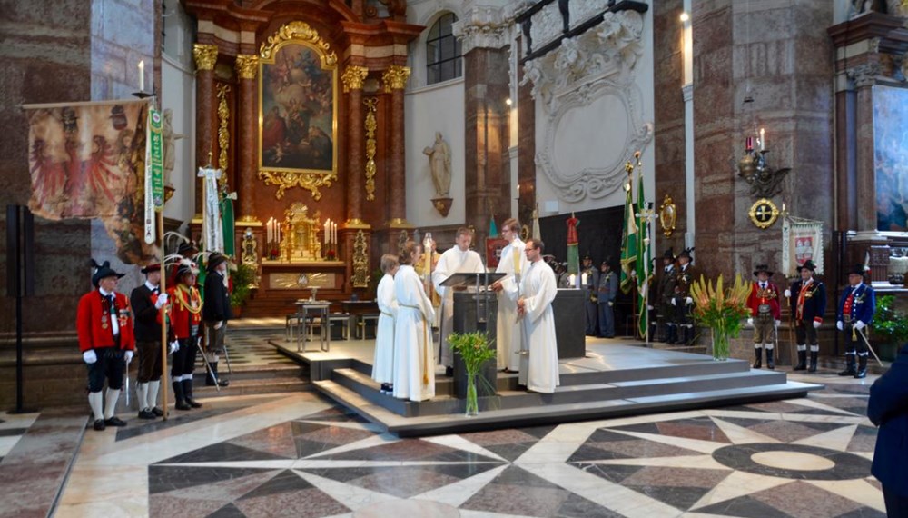 Das Herz-Jesu Feuer ist ein im 19. Jahrhundert entstandener Brauch, der auch heute noch in Tirol gepflegt wird. Als im Jahre 1796 die Napoleonischen Truppen Tirol immer näher rückten, wurde das Land in Kriegsbereitschaft versetzt. Man trat zu einem Kongress in Bozen (Südtirol) zusammen, auf dem beraten wurde, wie man vorgehen wolle. Dort fiel der Vorschlag des Stamser Abtes Sebastian Stöckl, das Land dem Schutz des Heiligsten Herzen Jesu anzuvertrauen - man hoffte auf die Hilfe Gottes. Am 1. Juni 1796 versprach man sich, dem Herz-Jesu Fest in Zukunft stets mit einem feierlichen Gottesdienst zu gedenken.