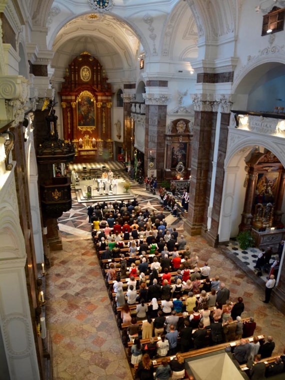 Das Herz-Jesu Feuer ist ein im 19. Jahrhundert entstandener Brauch, der auch heute noch in Tirol gepflegt wird. Als im Jahre 1796 die Napoleonischen Truppen Tirol immer näher rückten, wurde das Land in Kriegsbereitschaft versetzt. Man trat zu einem Kongress in Bozen (Südtirol) zusammen, auf dem beraten wurde, wie man vorgehen wolle. Dort fiel der Vorschlag des Stamser Abtes Sebastian Stöckl, das Land dem Schutz des Heiligsten Herzen Jesu anzuvertrauen - man hoffte auf die Hilfe Gottes. Am 1. Juni 1796 versprach man sich, dem Herz-Jesu Fest in Zukunft stets mit einem feierlichen Gottesdienst zu gedenken.