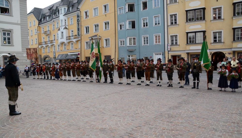 Das Herz-Jesu Feuer ist ein im 19. Jahrhundert entstandener Brauch, der auch heute noch in Tirol gepflegt wird. Als im Jahre 1796 die Napoleonischen Truppen Tirol immer näher rückten, wurde das Land in Kriegsbereitschaft versetzt. Man trat zu einem Kongress in Bozen (Südtirol) zusammen, auf dem beraten wurde, wie man vorgehen wolle. Dort fiel der Vorschlag des Stamser Abtes Sebastian Stöckl, das Land dem Schutz des Heiligsten Herzen Jesu anzuvertrauen - man hoffte auf die Hilfe Gottes. Am 1. Juni 1796 versprach man sich, dem Herz-Jesu Fest in Zukunft stets mit einem feierlichen Gottesdienst zu gedenken.