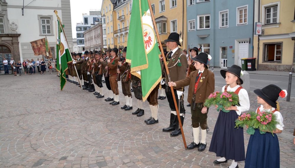 Das Herz-Jesu Feuer ist ein im 19. Jahrhundert entstandener Brauch, der auch heute noch in Tirol gepflegt wird. Als im Jahre 1796 die Napoleonischen Truppen Tirol immer näher rückten, wurde das Land in Kriegsbereitschaft versetzt. Man trat zu einem Kongress in Bozen (Südtirol) zusammen, auf dem beraten wurde, wie man vorgehen wolle. Dort fiel der Vorschlag des Stamser Abtes Sebastian Stöckl, das Land dem Schutz des Heiligsten Herzen Jesu anzuvertrauen - man hoffte auf die Hilfe Gottes. Am 1. Juni 1796 versprach man sich, dem Herz-Jesu Fest in Zukunft stets mit einem feierlichen Gottesdienst zu gedenken.