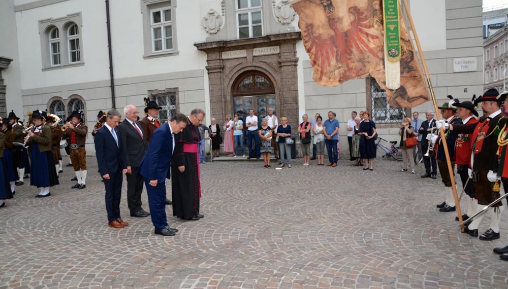 Das Herz-Jesu Feuer ist ein im 19. Jahrhundert entstandener Brauch, der auch heute noch in Tirol gepflegt wird. Als im Jahre 1796 die Napoleonischen Truppen Tirol immer näher rückten, wurde das Land in Kriegsbereitschaft versetzt. Man trat zu einem Kongress in Bozen (Südtirol) zusammen, auf dem beraten wurde, wie man vorgehen wolle. Dort fiel der Vorschlag des Stamser Abtes Sebastian Stöckl, das Land dem Schutz des Heiligsten Herzen Jesu anzuvertrauen - man hoffte auf die Hilfe Gottes. Am 1. Juni 1796 versprach man sich, dem Herz-Jesu Fest in Zukunft stets mit einem feierlichen Gottesdienst zu gedenken.