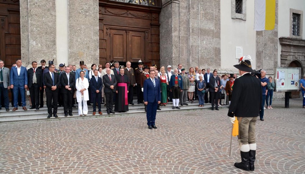 Das Herz-Jesu Feuer ist ein im 19. Jahrhundert entstandener Brauch, der auch heute noch in Tirol gepflegt wird. Als im Jahre 1796 die Napoleonischen Truppen Tirol immer näher rückten, wurde das Land in Kriegsbereitschaft versetzt. Man trat zu einem Kongress in Bozen (Südtirol) zusammen, auf dem beraten wurde, wie man vorgehen wolle. Dort fiel der Vorschlag des Stamser Abtes Sebastian Stöckl, das Land dem Schutz des Heiligsten Herzen Jesu anzuvertrauen - man hoffte auf die Hilfe Gottes. Am 1. Juni 1796 versprach man sich, dem Herz-Jesu Fest in Zukunft stets mit einem feierlichen Gottesdienst zu gedenken.