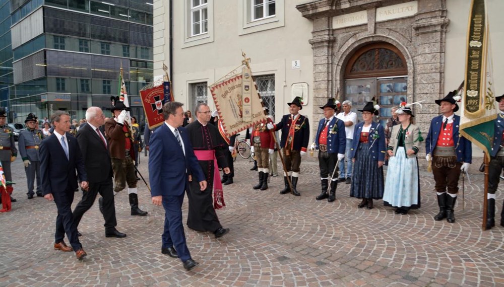 Das Herz-Jesu Feuer ist ein im 19. Jahrhundert entstandener Brauch, der auch heute noch in Tirol gepflegt wird. Als im Jahre 1796 die Napoleonischen Truppen Tirol immer näher rückten, wurde das Land in Kriegsbereitschaft versetzt. Man trat zu einem Kongress in Bozen (Südtirol) zusammen, auf dem beraten wurde, wie man vorgehen wolle. Dort fiel der Vorschlag des Stamser Abtes Sebastian Stöckl, das Land dem Schutz des Heiligsten Herzen Jesu anzuvertrauen - man hoffte auf die Hilfe Gottes. Am 1. Juni 1796 versprach man sich, dem Herz-Jesu Fest in Zukunft stets mit einem feierlichen Gottesdienst zu gedenken.