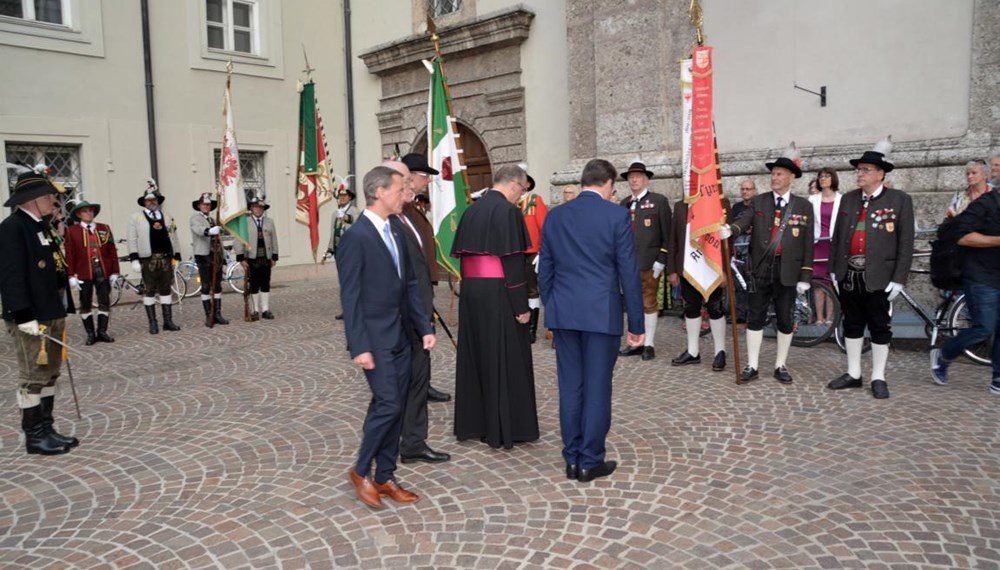 Das Herz-Jesu Feuer ist ein im 19. Jahrhundert entstandener Brauch, der auch heute noch in Tirol gepflegt wird. Als im Jahre 1796 die Napoleonischen Truppen Tirol immer näher rückten, wurde das Land in Kriegsbereitschaft versetzt. Man trat zu einem Kongress in Bozen (Südtirol) zusammen, auf dem beraten wurde, wie man vorgehen wolle. Dort fiel der Vorschlag des Stamser Abtes Sebastian Stöckl, das Land dem Schutz des Heiligsten Herzen Jesu anzuvertrauen - man hoffte auf die Hilfe Gottes. Am 1. Juni 1796 versprach man sich, dem Herz-Jesu Fest in Zukunft stets mit einem feierlichen Gottesdienst zu gedenken.