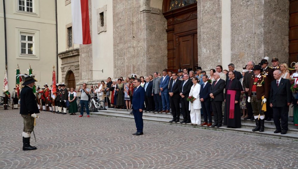 Das Herz-Jesu Feuer ist ein im 19. Jahrhundert entstandener Brauch, der auch heute noch in Tirol gepflegt wird. Als im Jahre 1796 die Napoleonischen Truppen Tirol immer näher rückten, wurde das Land in Kriegsbereitschaft versetzt. Man trat zu einem Kongress in Bozen (Südtirol) zusammen, auf dem beraten wurde, wie man vorgehen wolle. Dort fiel der Vorschlag des Stamser Abtes Sebastian Stöckl, das Land dem Schutz des Heiligsten Herzen Jesu anzuvertrauen - man hoffte auf die Hilfe Gottes. Am 1. Juni 1796 versprach man sich, dem Herz-Jesu Fest in Zukunft stets mit einem feierlichen Gottesdienst zu gedenken.