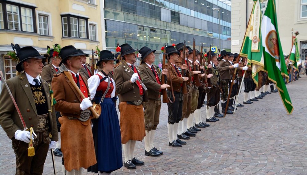 Das Herz-Jesu Feuer ist ein im 19. Jahrhundert entstandener Brauch, der auch heute noch in Tirol gepflegt wird. Als im Jahre 1796 die Napoleonischen Truppen Tirol immer näher rückten, wurde das Land in Kriegsbereitschaft versetzt. Man trat zu einem Kongress in Bozen (Südtirol) zusammen, auf dem beraten wurde, wie man vorgehen wolle. Dort fiel der Vorschlag des Stamser Abtes Sebastian Stöckl, das Land dem Schutz des Heiligsten Herzen Jesu anzuvertrauen - man hoffte auf die Hilfe Gottes. Am 1. Juni 1796 versprach man sich, dem Herz-Jesu Fest in Zukunft stets mit einem feierlichen Gottesdienst zu gedenken.