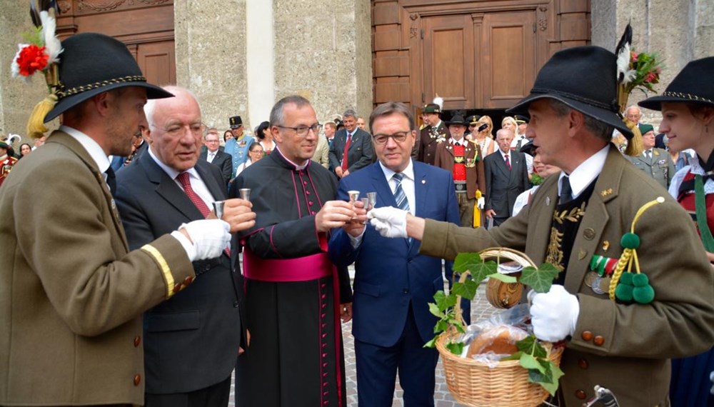 Das Herz-Jesu Feuer ist ein im 19. Jahrhundert entstandener Brauch, der auch heute noch in Tirol gepflegt wird. Als im Jahre 1796 die Napoleonischen Truppen Tirol immer näher rückten, wurde das Land in Kriegsbereitschaft versetzt. Man trat zu einem Kongress in Bozen (Südtirol) zusammen, auf dem beraten wurde, wie man vorgehen wolle. Dort fiel der Vorschlag des Stamser Abtes Sebastian Stöckl, das Land dem Schutz des Heiligsten Herzen Jesu anzuvertrauen - man hoffte auf die Hilfe Gottes. Am 1. Juni 1796 versprach man sich, dem Herz-Jesu Fest in Zukunft stets mit einem feierlichen Gottesdienst zu gedenken.