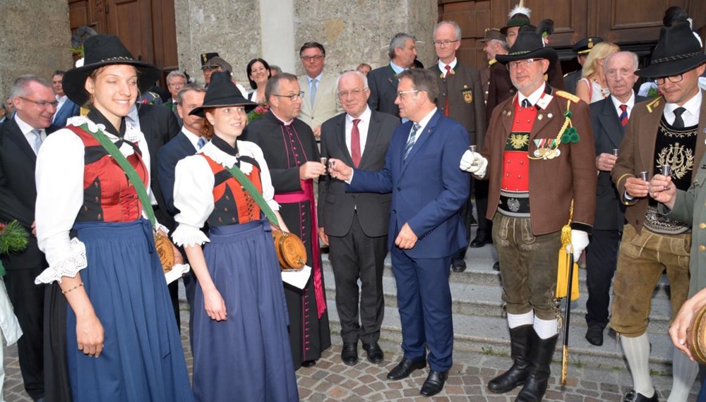 Das Herz-Jesu Feuer ist ein im 19. Jahrhundert entstandener Brauch, der auch heute noch in Tirol gepflegt wird. Als im Jahre 1796 die Napoleonischen Truppen Tirol immer näher rückten, wurde das Land in Kriegsbereitschaft versetzt. Man trat zu einem Kongress in Bozen (Südtirol) zusammen, auf dem beraten wurde, wie man vorgehen wolle. Dort fiel der Vorschlag des Stamser Abtes Sebastian Stöckl, das Land dem Schutz des Heiligsten Herzen Jesu anzuvertrauen - man hoffte auf die Hilfe Gottes. Am 1. Juni 1796 versprach man sich, dem Herz-Jesu Fest in Zukunft stets mit einem feierlichen Gottesdienst zu gedenken.