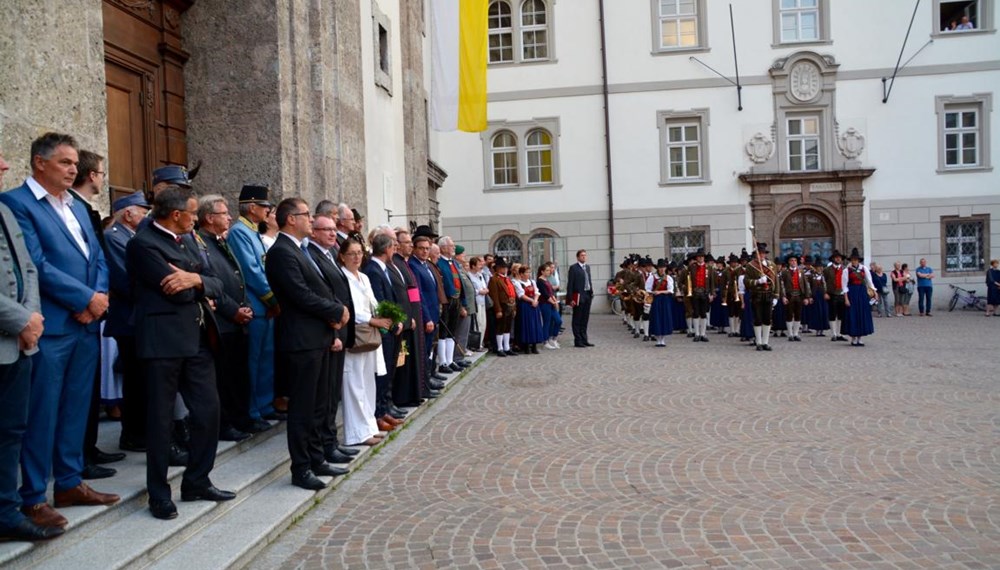 Das Herz-Jesu Feuer ist ein im 19. Jahrhundert entstandener Brauch, der auch heute noch in Tirol gepflegt wird. Als im Jahre 1796 die Napoleonischen Truppen Tirol immer näher rückten, wurde das Land in Kriegsbereitschaft versetzt. Man trat zu einem Kongress in Bozen (Südtirol) zusammen, auf dem beraten wurde, wie man vorgehen wolle. Dort fiel der Vorschlag des Stamser Abtes Sebastian Stöckl, das Land dem Schutz des Heiligsten Herzen Jesu anzuvertrauen - man hoffte auf die Hilfe Gottes. Am 1. Juni 1796 versprach man sich, dem Herz-Jesu Fest in Zukunft stets mit einem feierlichen Gottesdienst zu gedenken.