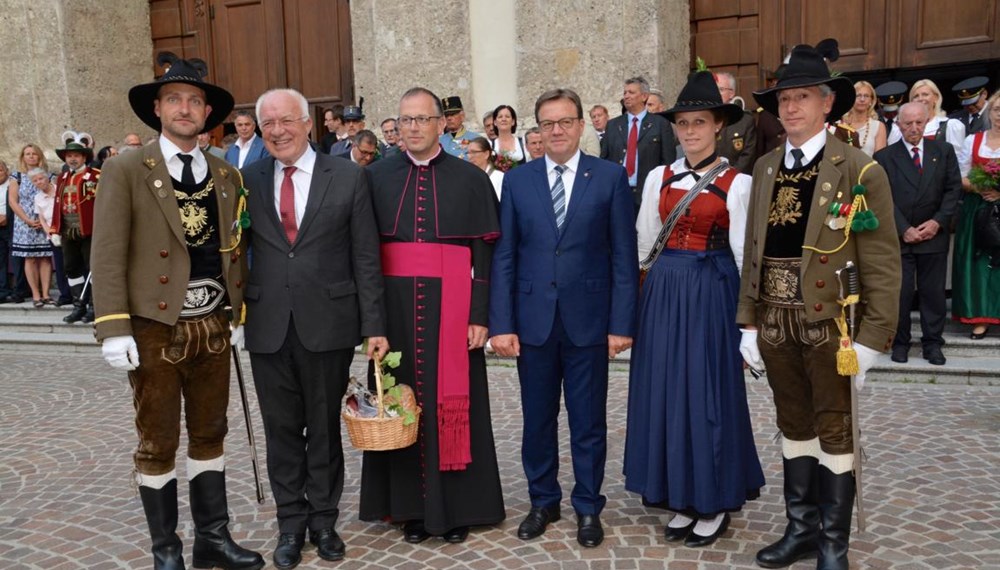 Das Herz-Jesu Feuer ist ein im 19. Jahrhundert entstandener Brauch, der auch heute noch in Tirol gepflegt wird. Als im Jahre 1796 die Napoleonischen Truppen Tirol immer näher rückten, wurde das Land in Kriegsbereitschaft versetzt. Man trat zu einem Kongress in Bozen (Südtirol) zusammen, auf dem beraten wurde, wie man vorgehen wolle. Dort fiel der Vorschlag des Stamser Abtes Sebastian Stöckl, das Land dem Schutz des Heiligsten Herzen Jesu anzuvertrauen - man hoffte auf die Hilfe Gottes. Am 1. Juni 1796 versprach man sich, dem Herz-Jesu Fest in Zukunft stets mit einem feierlichen Gottesdienst zu gedenken.