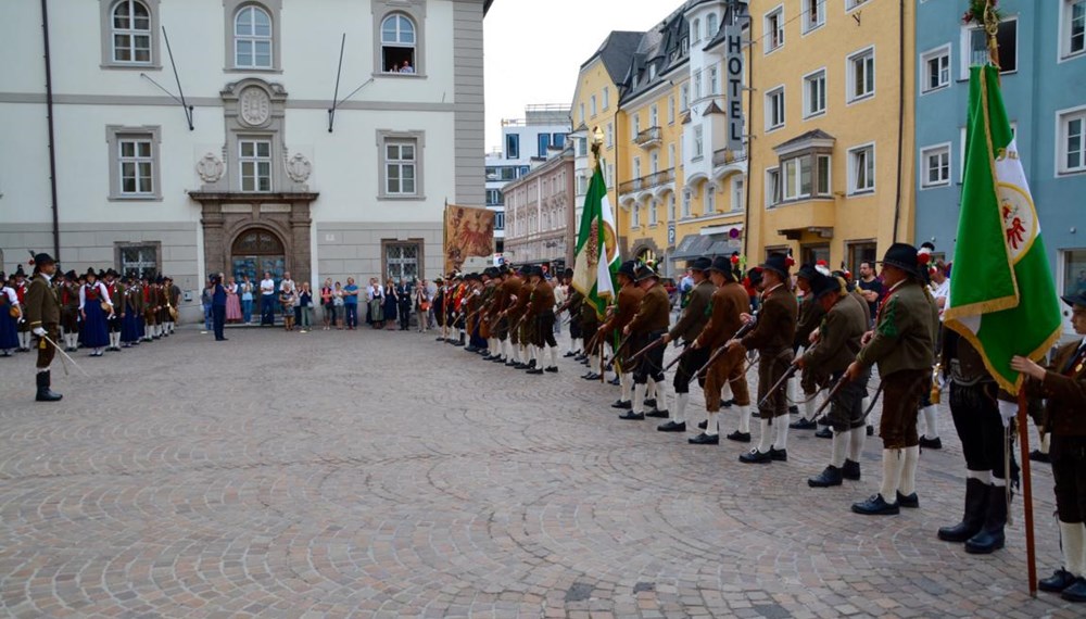 Das Herz-Jesu Feuer ist ein im 19. Jahrhundert entstandener Brauch, der auch heute noch in Tirol gepflegt wird. Als im Jahre 1796 die Napoleonischen Truppen Tirol immer näher rückten, wurde das Land in Kriegsbereitschaft versetzt. Man trat zu einem Kongress in Bozen (Südtirol) zusammen, auf dem beraten wurde, wie man vorgehen wolle. Dort fiel der Vorschlag des Stamser Abtes Sebastian Stöckl, das Land dem Schutz des Heiligsten Herzen Jesu anzuvertrauen - man hoffte auf die Hilfe Gottes. Am 1. Juni 1796 versprach man sich, dem Herz-Jesu Fest in Zukunft stets mit einem feierlichen Gottesdienst zu gedenken.